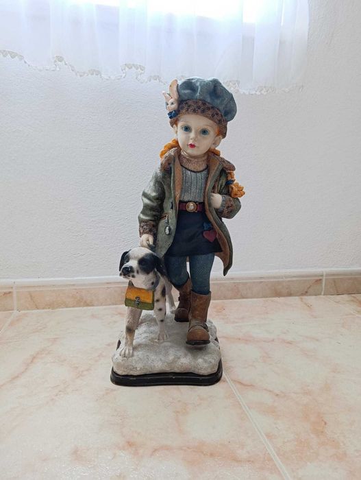 Par de estatuetas com crianças e o seu cão