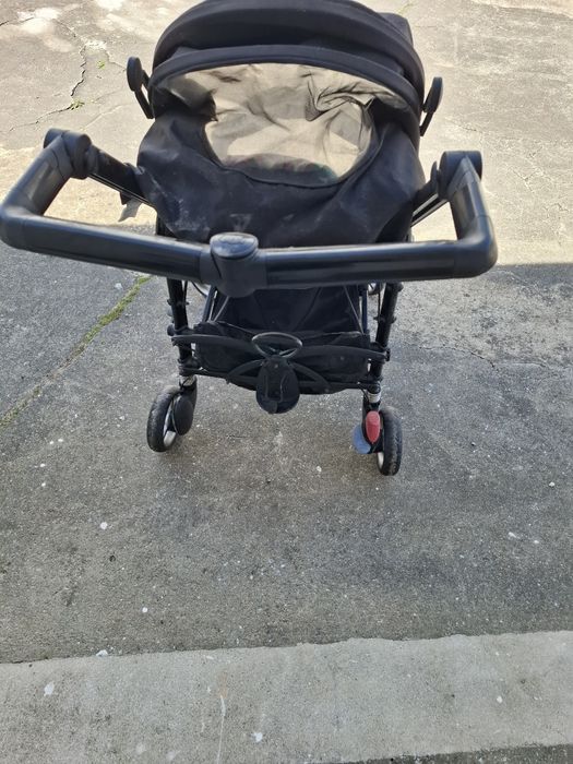 Carrinho de bebé.