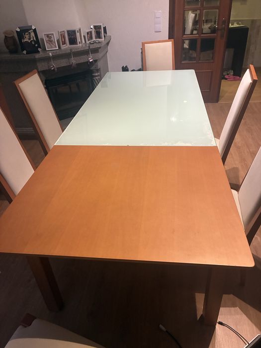 Mesa de jantar e cadeiras