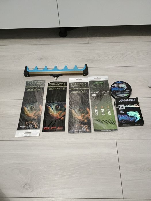 Zestaw wędkarskich akcesoriów : Przypony karpiowe,  żyłka, podpórka