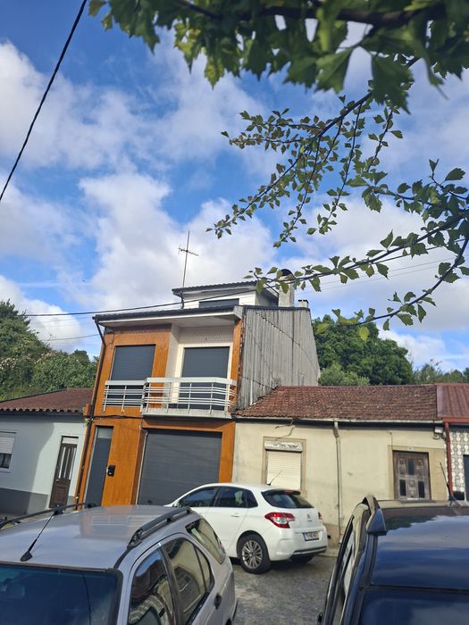 Moradia t2+1 com garagem fechada, perto do cruzamento do amial