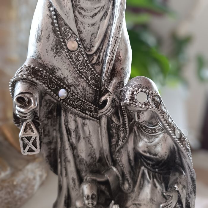 Estatueta de Sagrada Família prateada,  feita em marfinite .