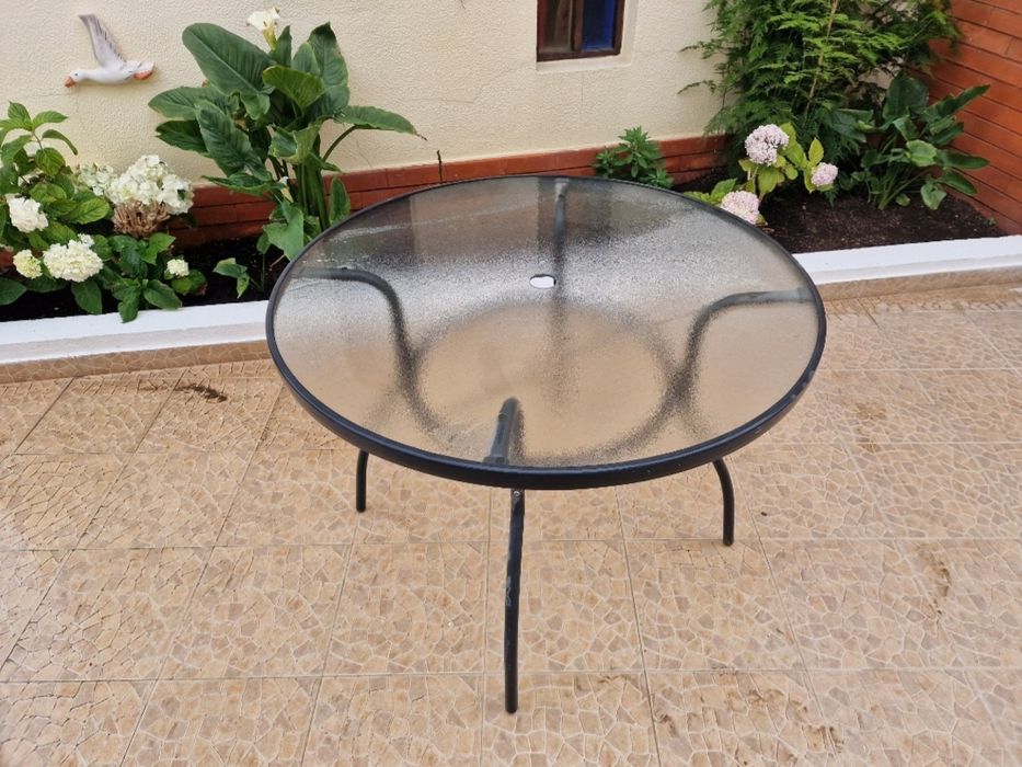 Mesa redonda para exterior com 1m de diâmetro.