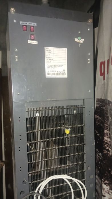 Dispensadora de água quente e fria em estado razoavel.