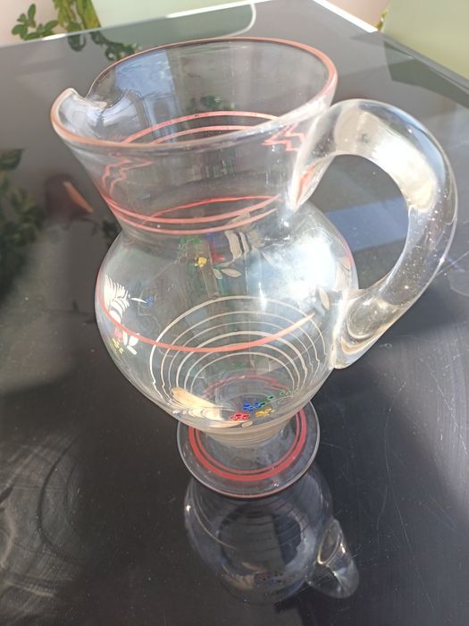 Jarro de vidro com bonitas flore pintadas á mão.