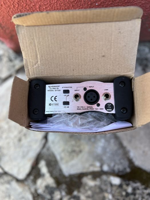 Vendo  Behringer Ultra-DI DI100, uma caixa de injeção ativa bastante conhecida para uso em palco e estúdio.