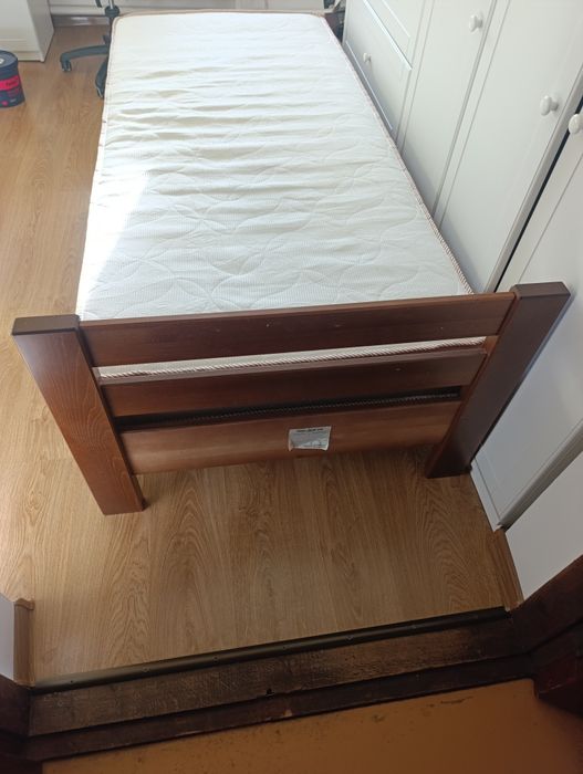 Дерев'яне ліжко з матрацом