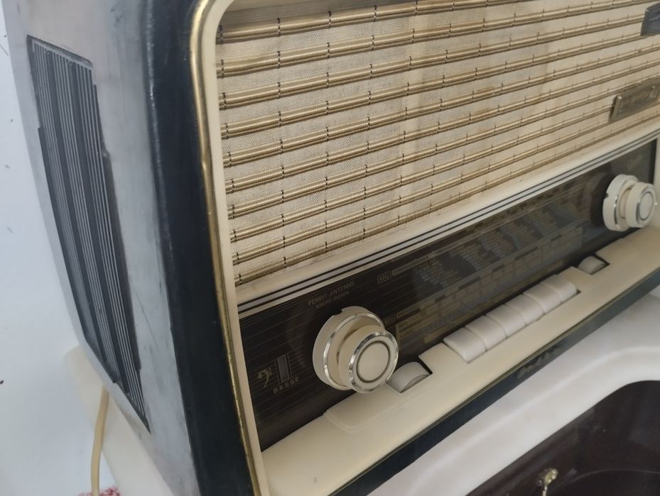 Rádio antigo a funcionar perfeitamente