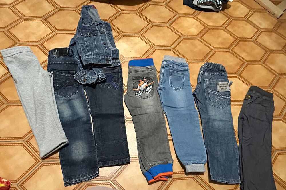 7 pares de calças e um casaco de ganga 4 anos