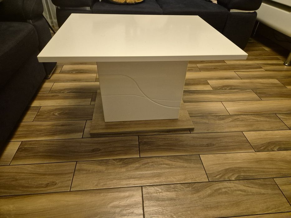 Stol  kolor bialy podstawa drewniana 140x90po rozlozeniu 200x9000