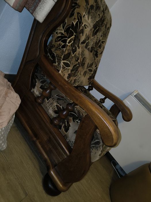 Cadeirão Antigo em Madeira Trabalhada – Peça Única com Mais de 100 Ano