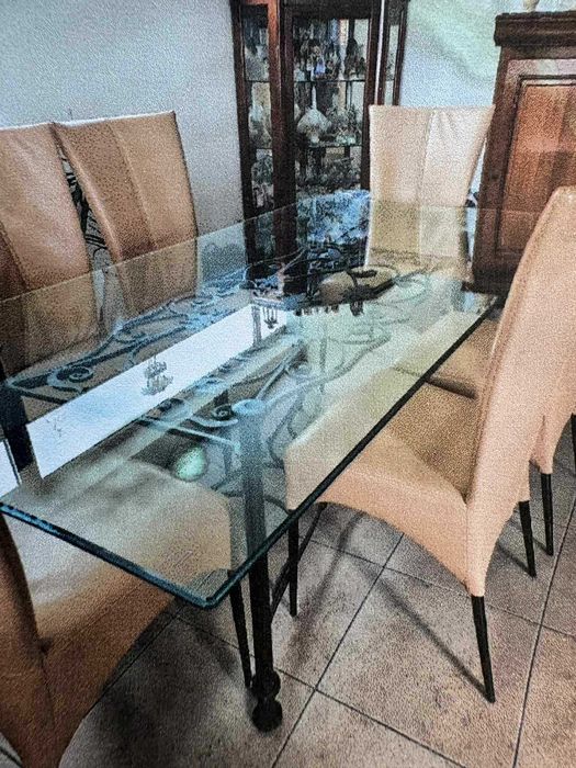 Mesa de vidro com 6 cadeiras em couro italiano