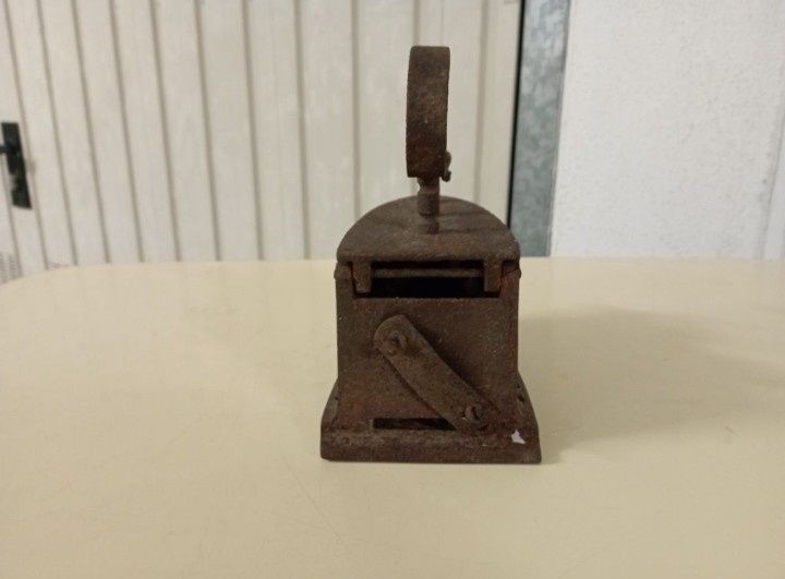 Ferro Carvão Antigo