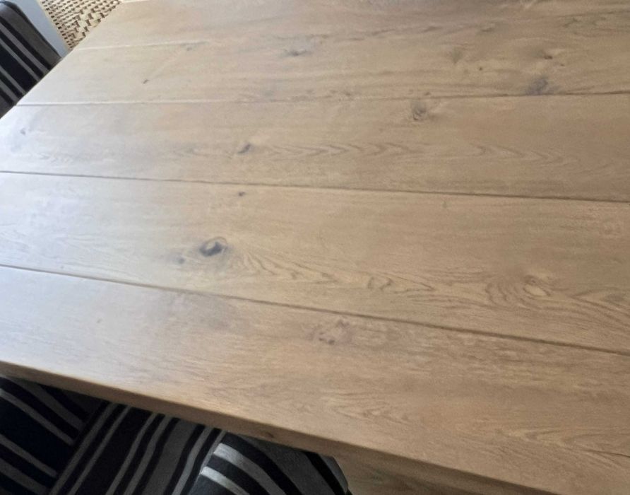 Mesa e conjunto de 4 cadeiras