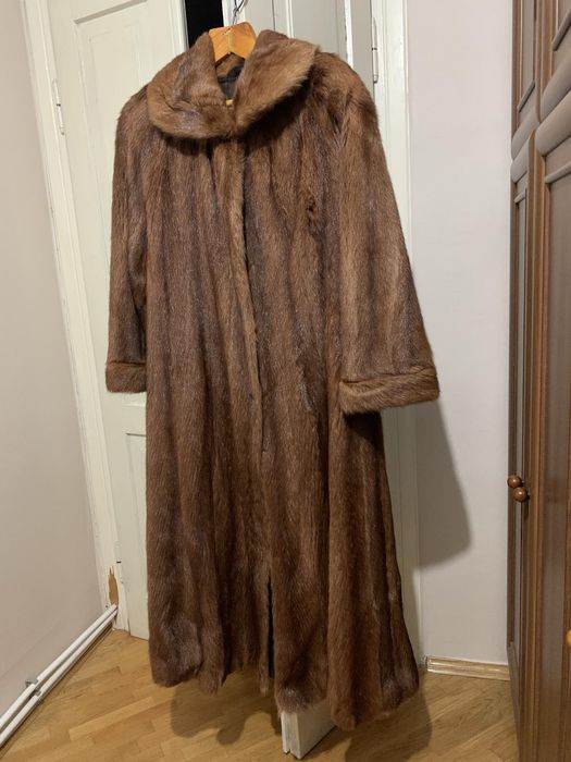 Шуба довга . В гарному стані.
Довжина по спині 135см