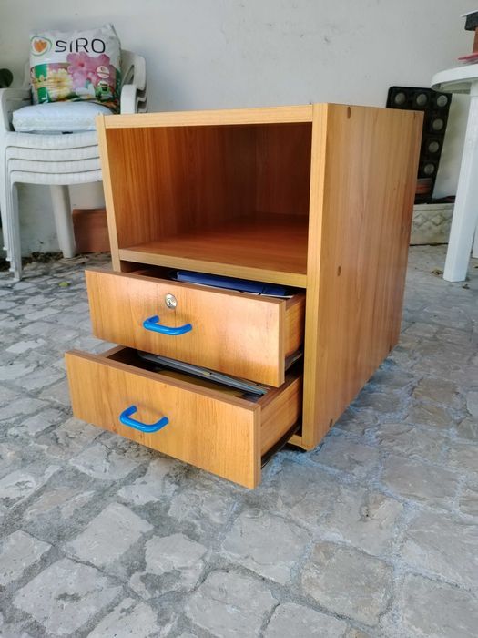 Armário de apoio a secretária