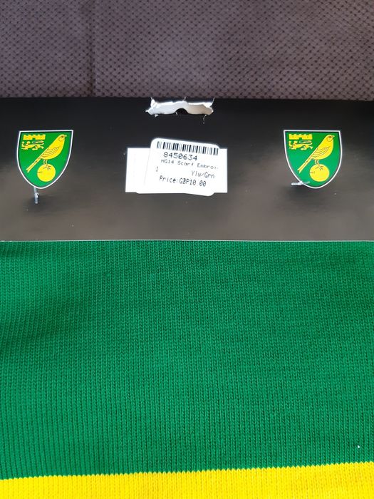 Nowe, dwa szaliki klubowe.