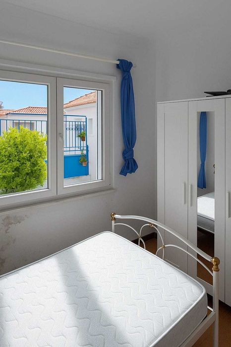 Quarto em Sobreda Margem Sul: Contrato + Água e Wifi Incluídos