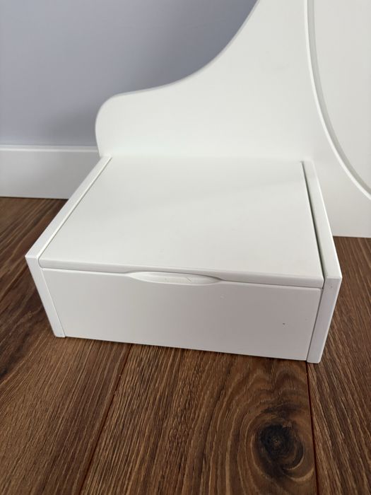 Toaletka z kolekcji Meblik BDB