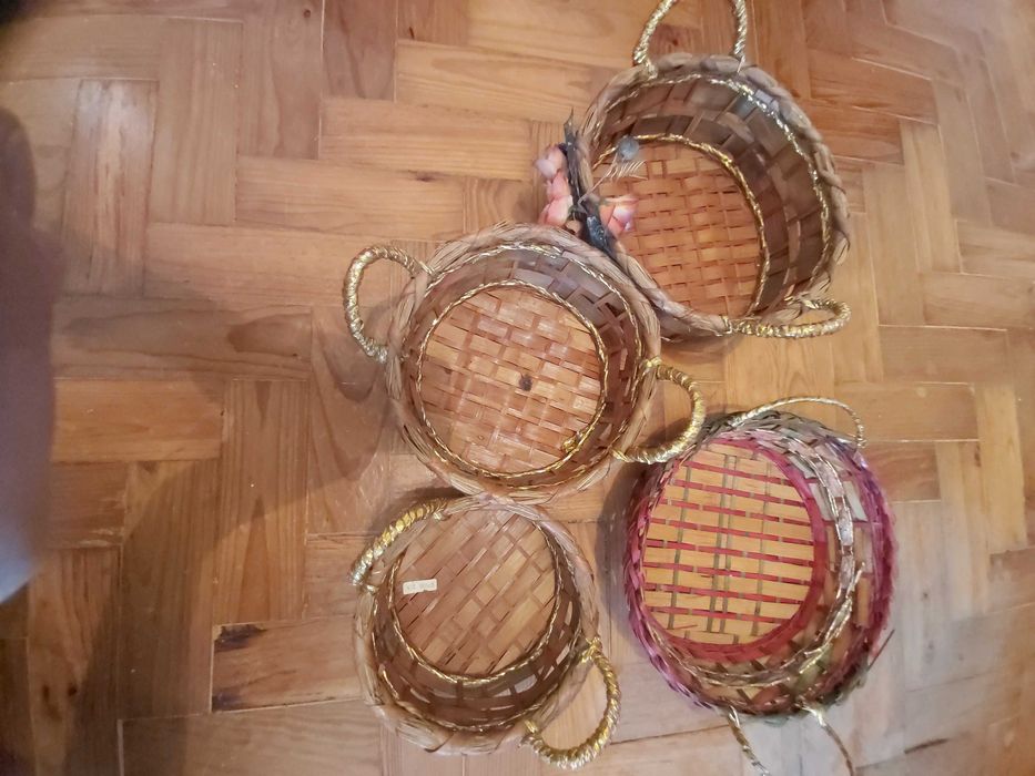 Cestos em bambu um deles com flores aplicadas