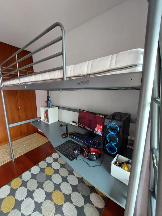 Cama elevada em metal com mesa