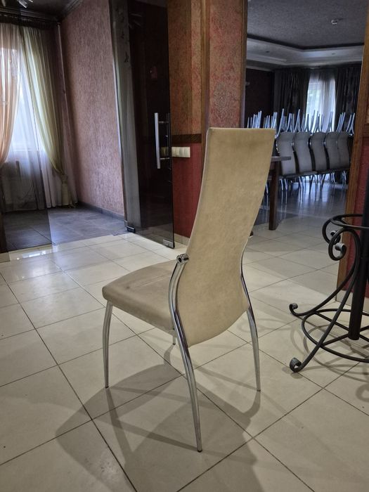 Стілець з високою спинкою