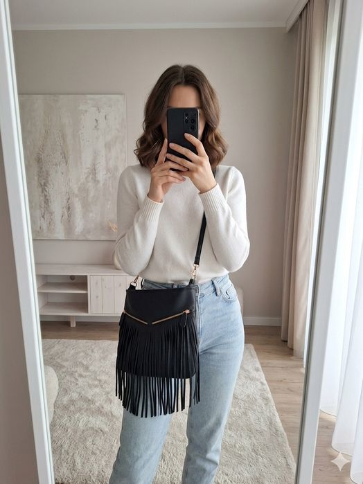 Czarna torebka z frędzlami