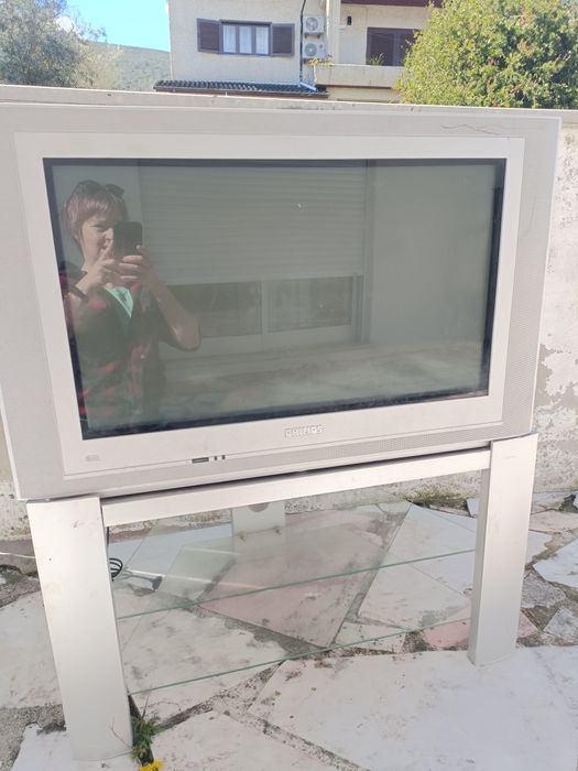 Tv com móvel incluído