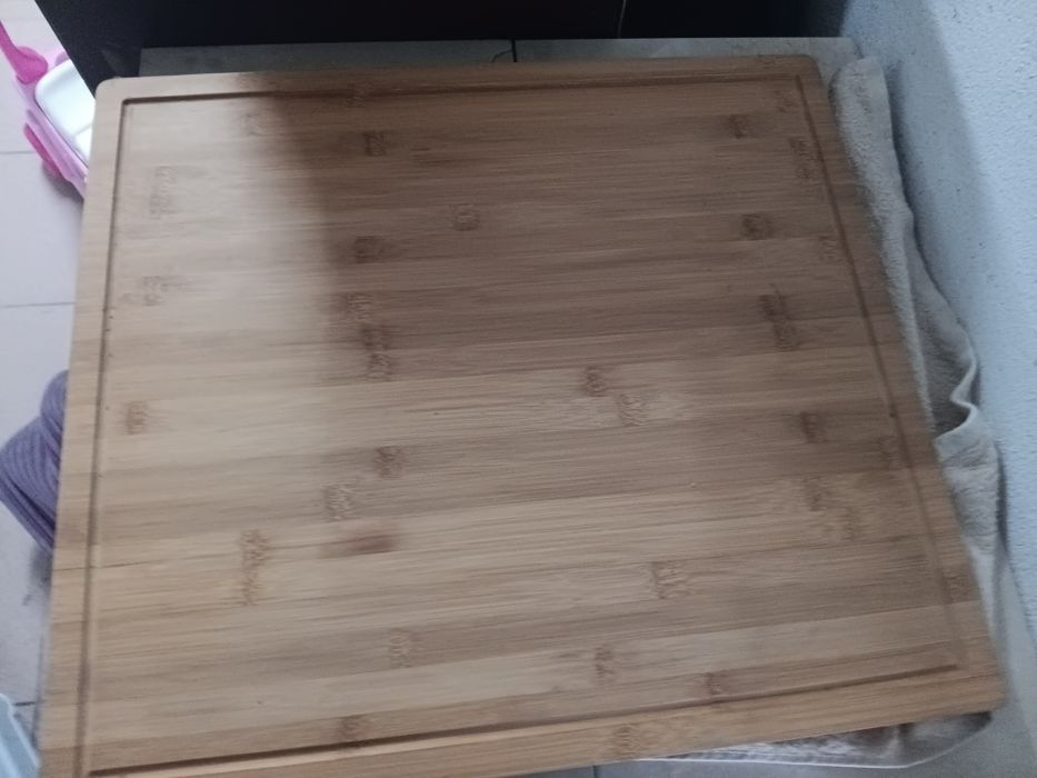 Tampo de madeira 56x50 
Tem pés com base de borracha
Nunca usada