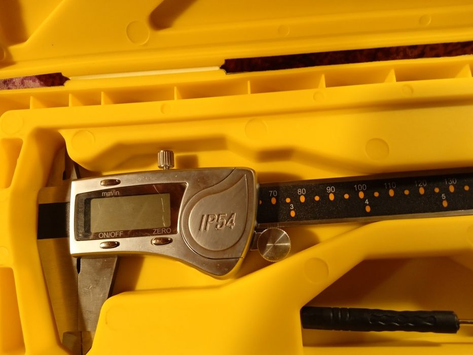 Штангенциркуль 150мм защитой IP54.