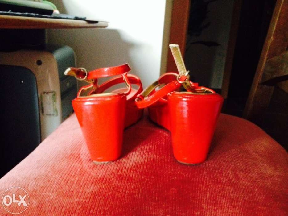 Sandálias vermelhas novas da semáforo