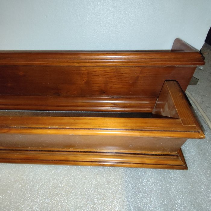 Sanefas de madeira maciça.