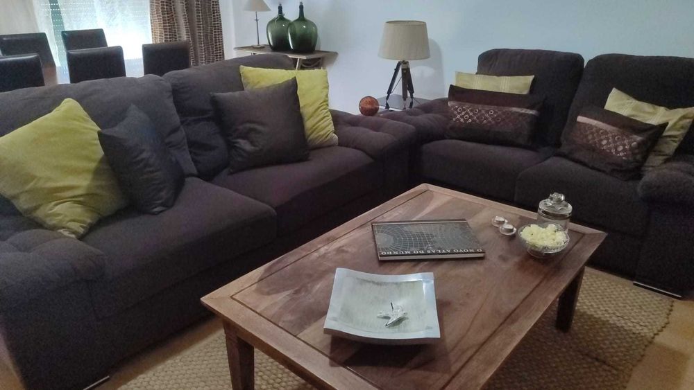 Conjunto de sofás em veludo castanhos escuros