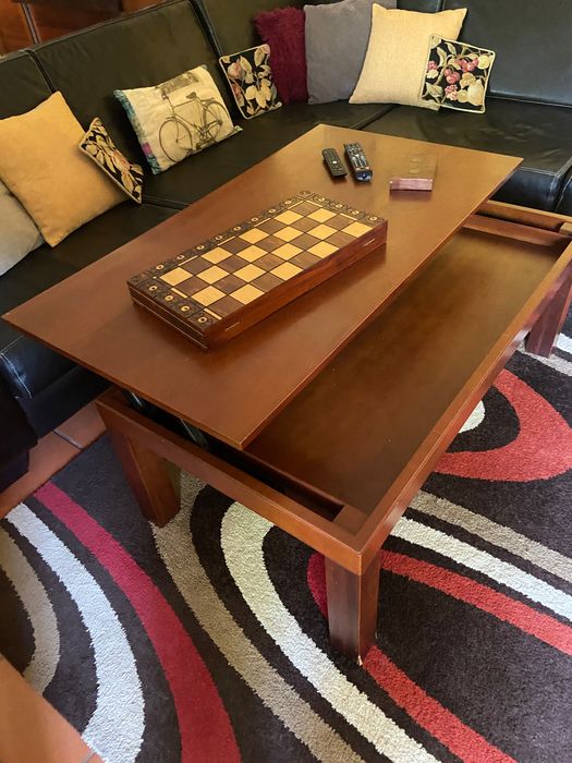 Mesa de centro com elevação do tampo, com compartimento de arrumação