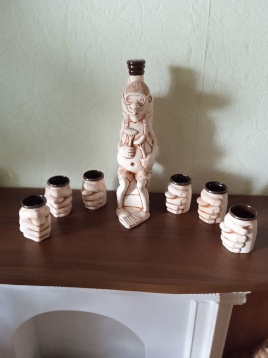 Штофт з рюмками з глини