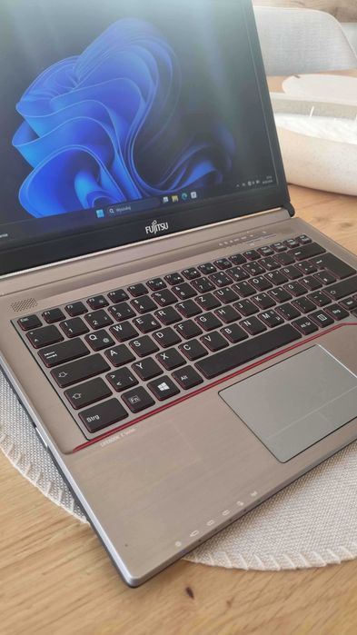 Laptop Fujitsu Lifebook | i7-6500U | 16 GB RAM DDR4 | 240 GB SSD | Windows 11