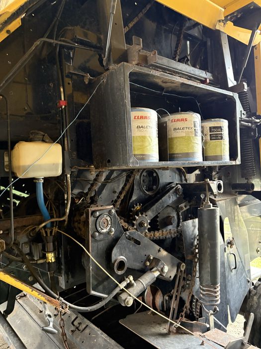 Prasa New Holland BR 750 A