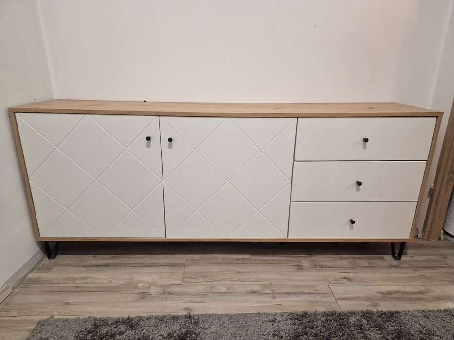 Biało drewniana komoda