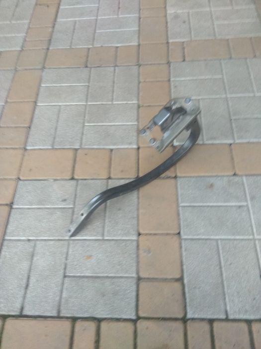 Лева петля кришки багажніка на Nissan Altima