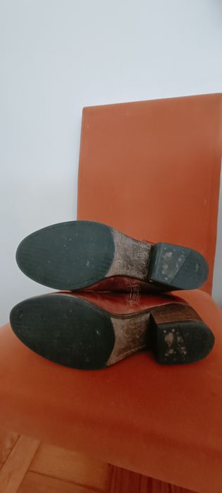 Botas em pele castanho