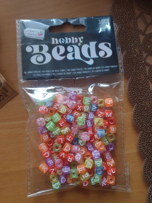 Kolorowe koraliki z literkami