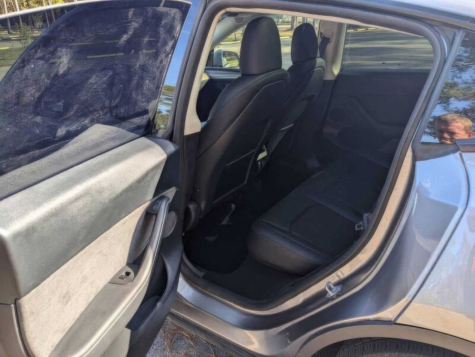 Tesla Model Y      2025