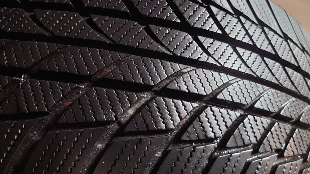 Зимние шины Bridgestone Blizzak LM001 RUNFLAT 225/55 r17 комплект