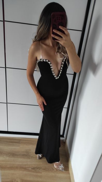 Wieczorowa sukienka z ozdobną górą