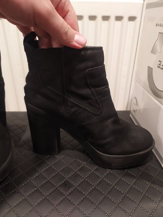 Damskie buty zimowe typu Botki Pull & Bear