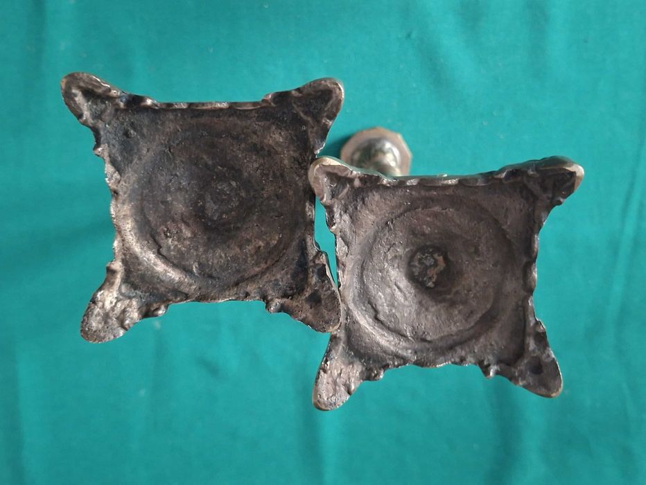 Castiçais / Candelabros para Velas, com relevos, em latão - Anos 50