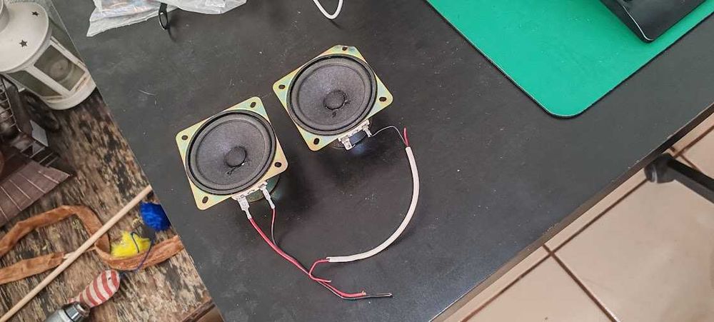 Duas colunas pequenas 7cm com 4 Ohm