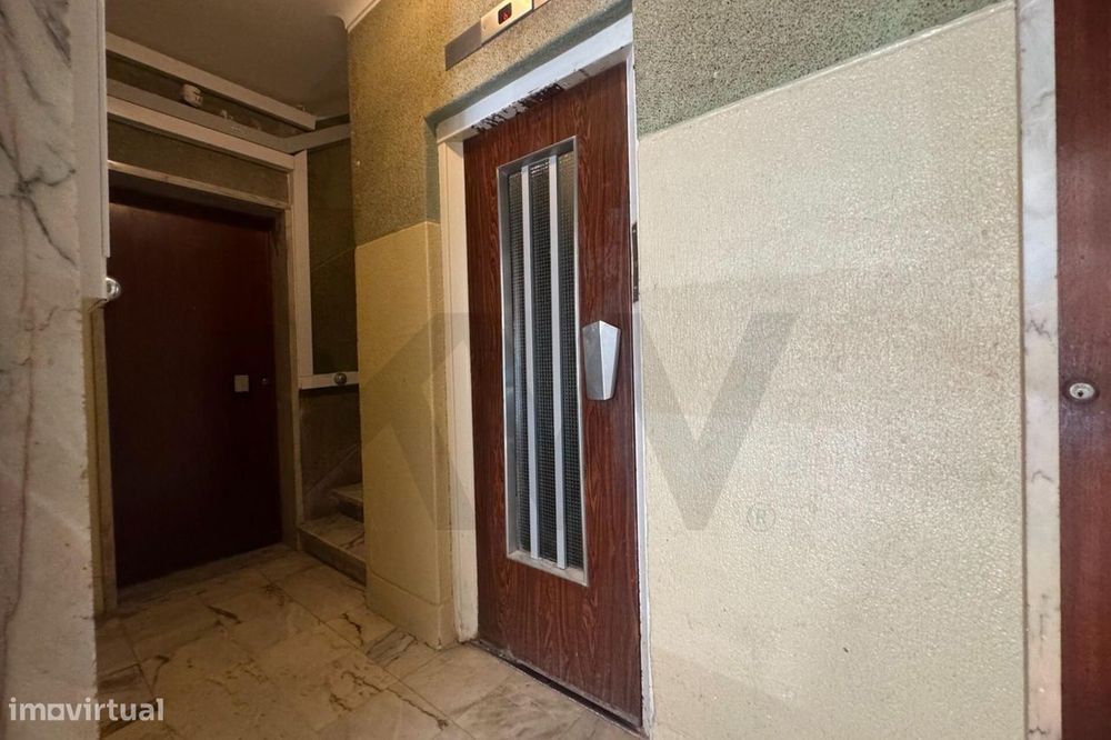 Apartamento T2 Totalmente Remodelado no centro de Monte Abraão - 1.º P