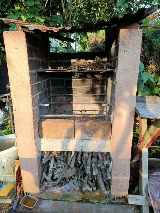 Oddam za darmo murowany grill i gałęzie