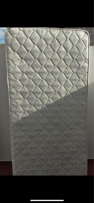 Cama solteiro em cerejeira